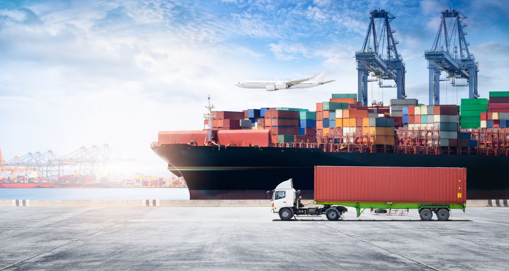 Containerfrachtschiff während des Entladens im Industriehafen bewegen sich zum Containerhof durch Lastwagen, Abfertiger, Frachtflugzeug, Kopierraum, logistischer Import-Export Hintergrund und Transportindustriekonzept